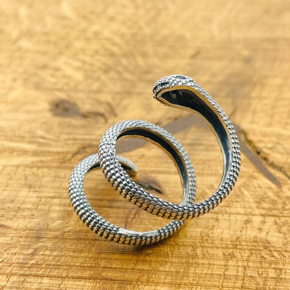 Adjustable Blue Snake Eyes Ring - TryAladdin