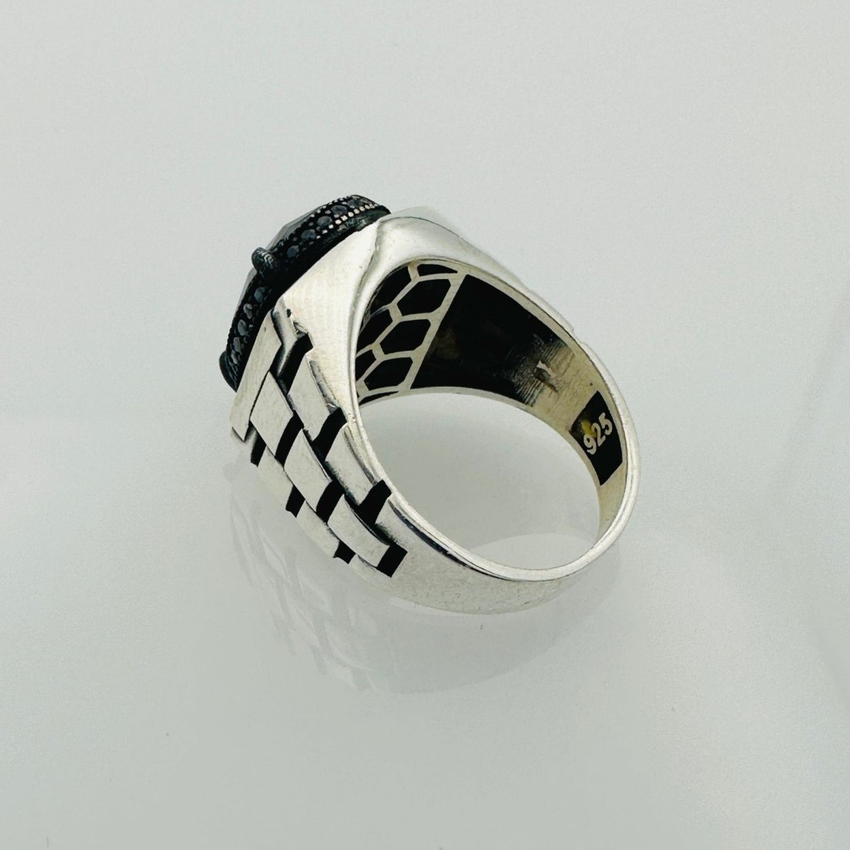 Sleek Black Onyx Men's Ring - TryAladdin